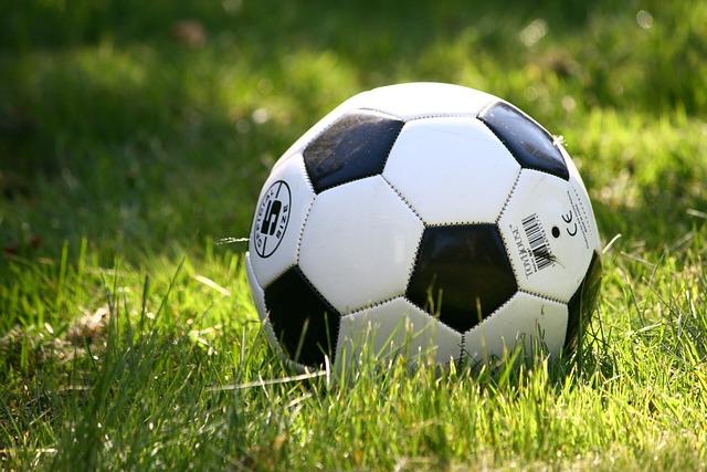 Vše o fotbalu na Teamstore.cz - Novinky, analýzy a příběhy 1 Jak naučit hrát se zvednutou hlavou fotbal: Přehled a kontrola hry